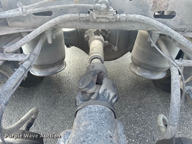 image for item OF9900 2014 Freightliner  Cascadia semi truck