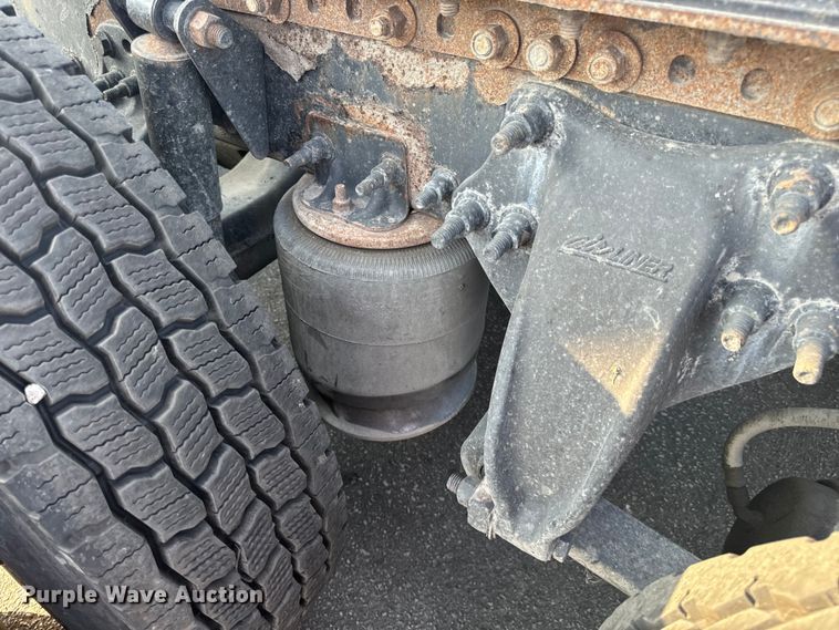 image for item OF9900 2014 Freightliner  Cascadia semi truck