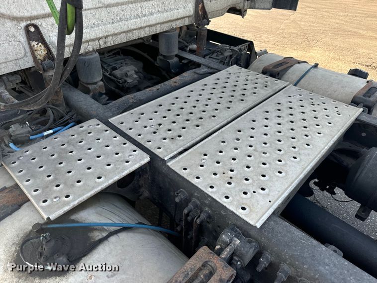 image for item OF9900 2014 Freightliner  Cascadia semi truck