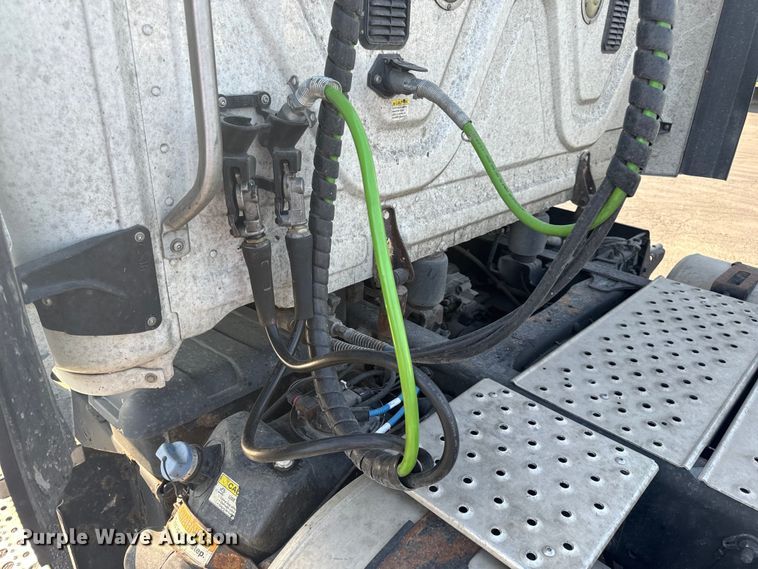 image for item OF9900 2014 Freightliner  Cascadia semi truck