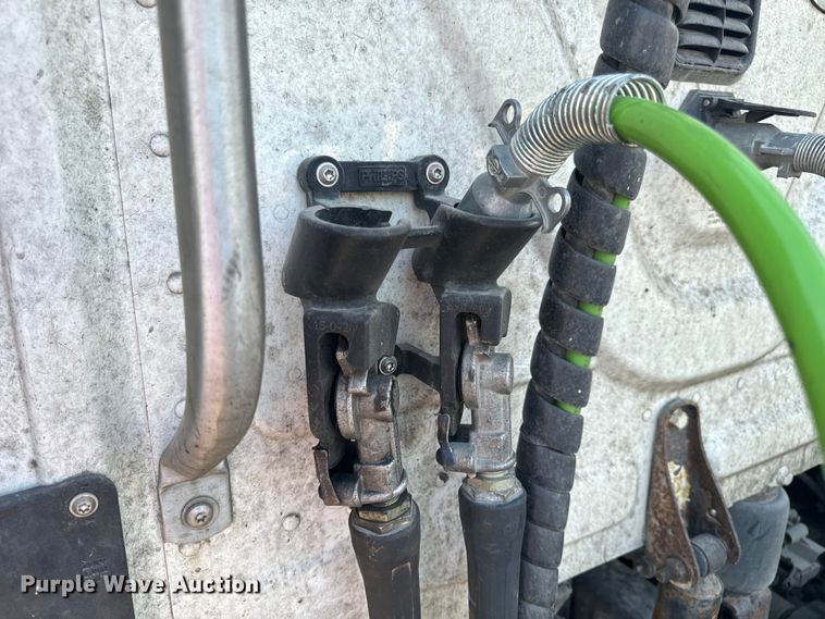 image for item OF9900 2014 Freightliner  Cascadia semi truck