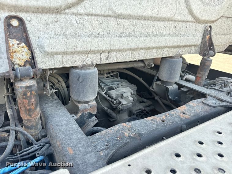 image for item OF9900 2014 Freightliner  Cascadia semi truck