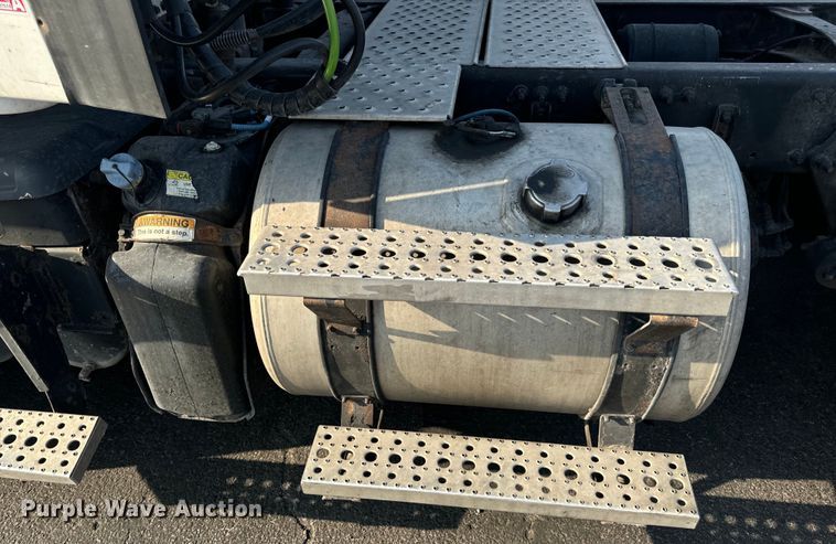 image for item OF9900 2014 Freightliner  Cascadia semi truck