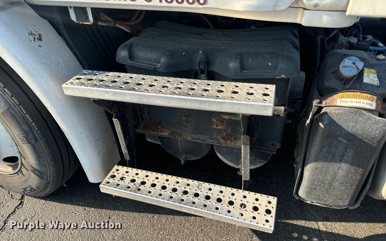 image for item OF9900 2014 Freightliner  Cascadia semi truck