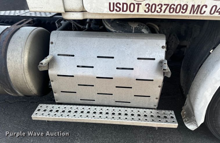 image for item OF9900 2014 Freightliner  Cascadia semi truck