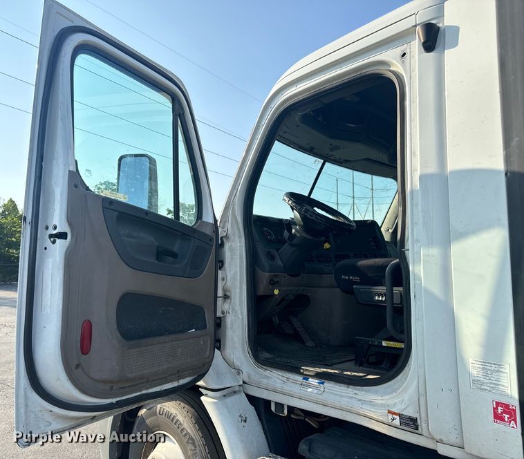 image for item OF9900 2014 Freightliner  Cascadia semi truck