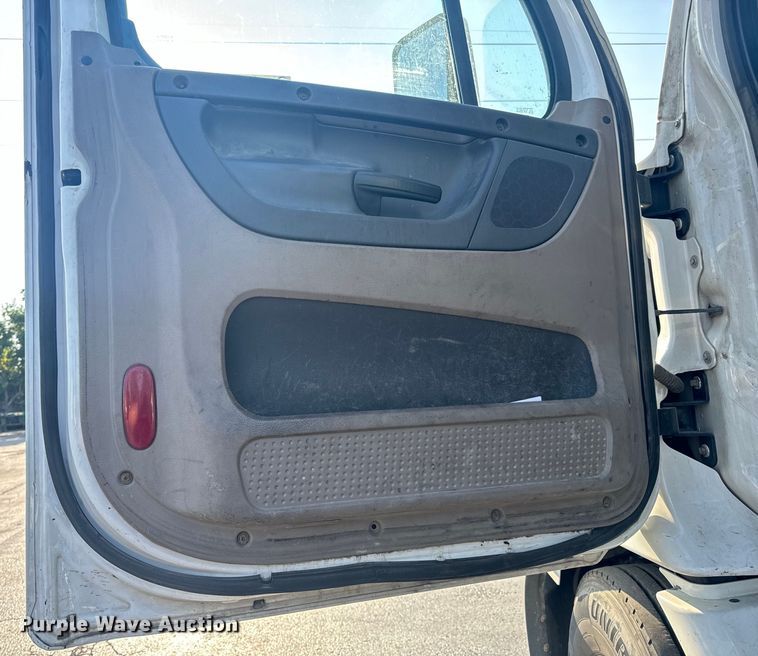 image for item OF9900 2014 Freightliner  Cascadia semi truck