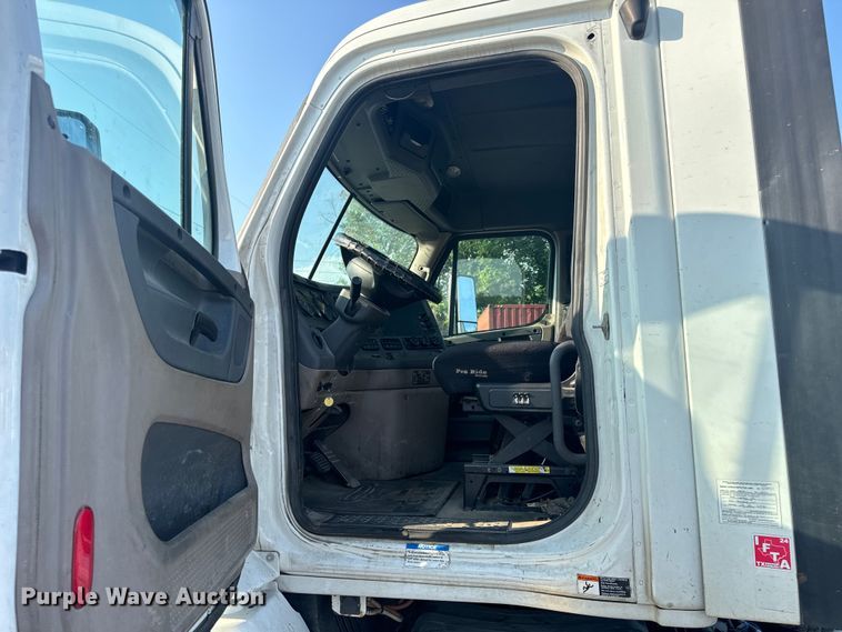 image for item OF9900 2014 Freightliner  Cascadia semi truck