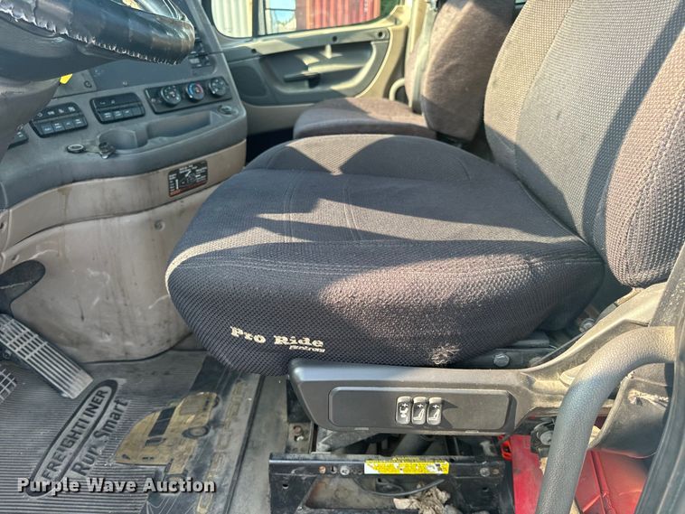 image for item OF9900 2014 Freightliner  Cascadia semi truck