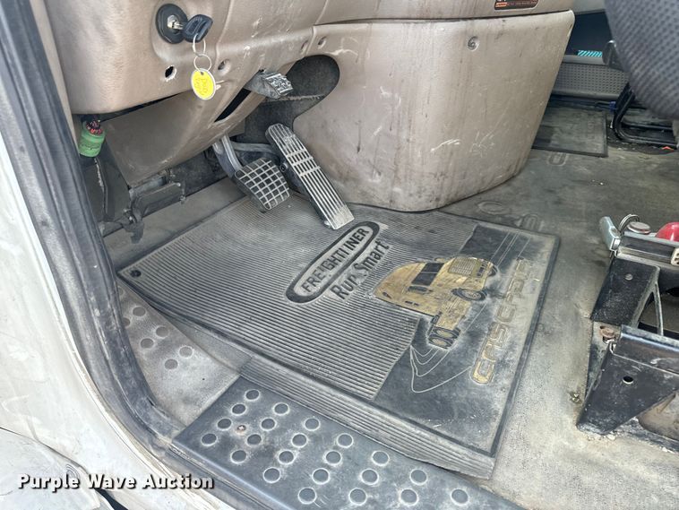 image for item OF9900 2014 Freightliner  Cascadia semi truck