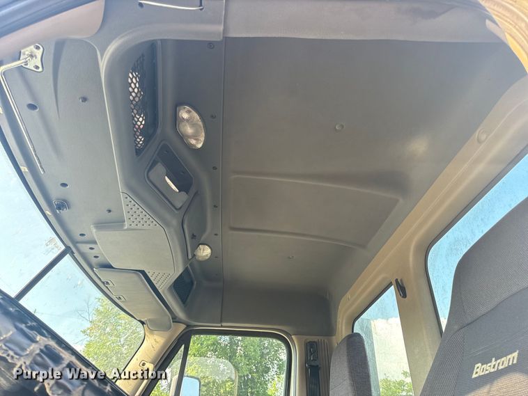 image for item OF9900 2014 Freightliner  Cascadia semi truck