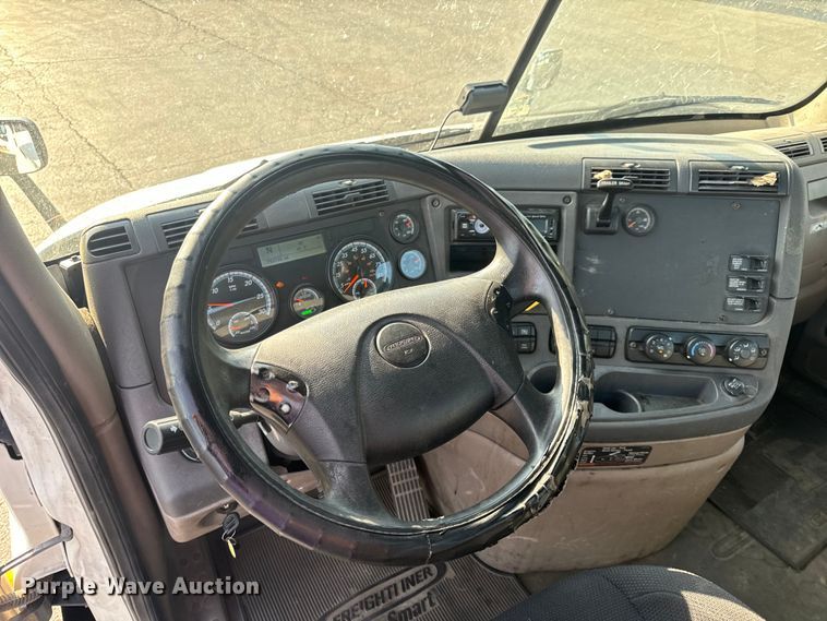 image for item OF9900 2014 Freightliner  Cascadia semi truck