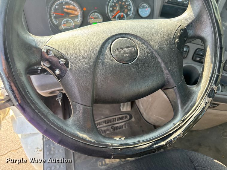 image for item OF9900 2014 Freightliner  Cascadia semi truck