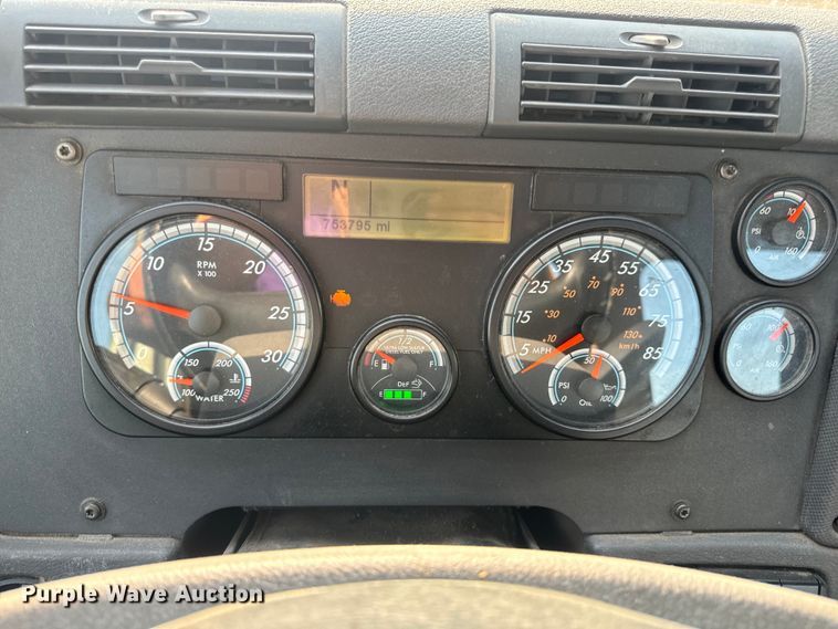 image for item OF9900 2014 Freightliner  Cascadia semi truck