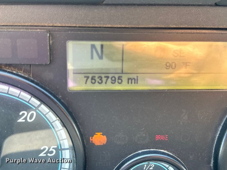 image for item OF9900 2014 Freightliner  Cascadia semi truck