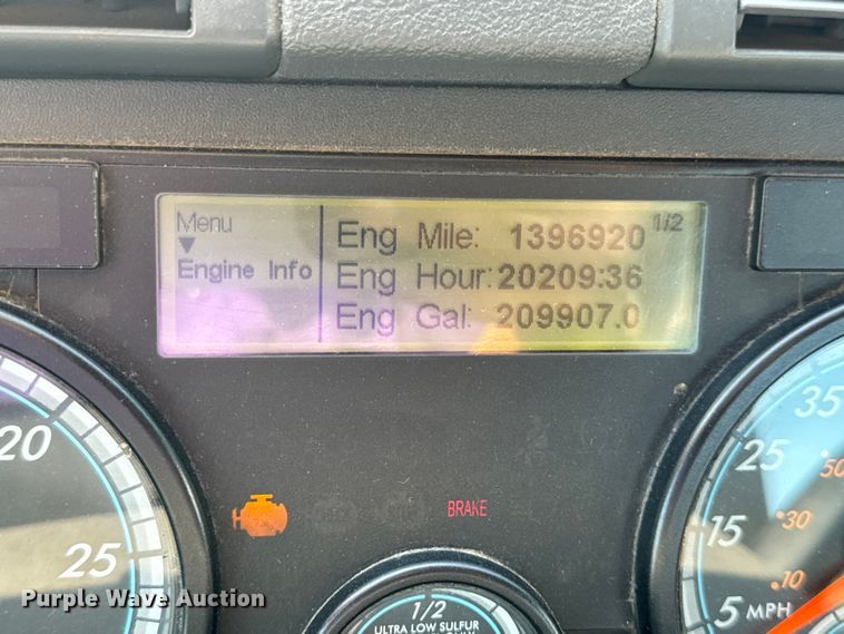 image for item OF9900 2014 Freightliner  Cascadia semi truck