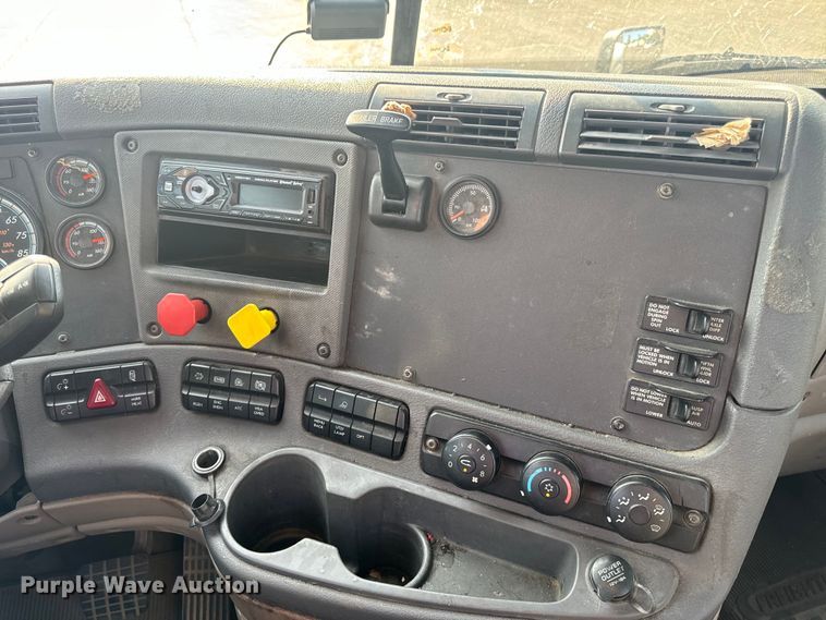 image for item OF9900 2014 Freightliner  Cascadia semi truck