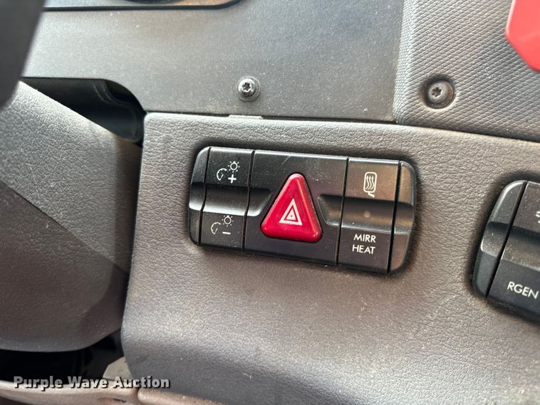 image for item OF9900 2014 Freightliner  Cascadia semi truck