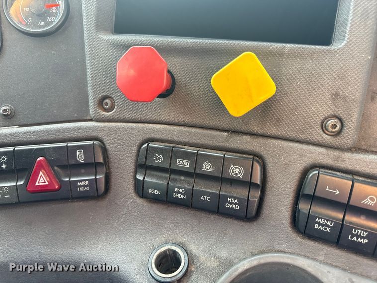 image for item OF9900 2014 Freightliner  Cascadia semi truck