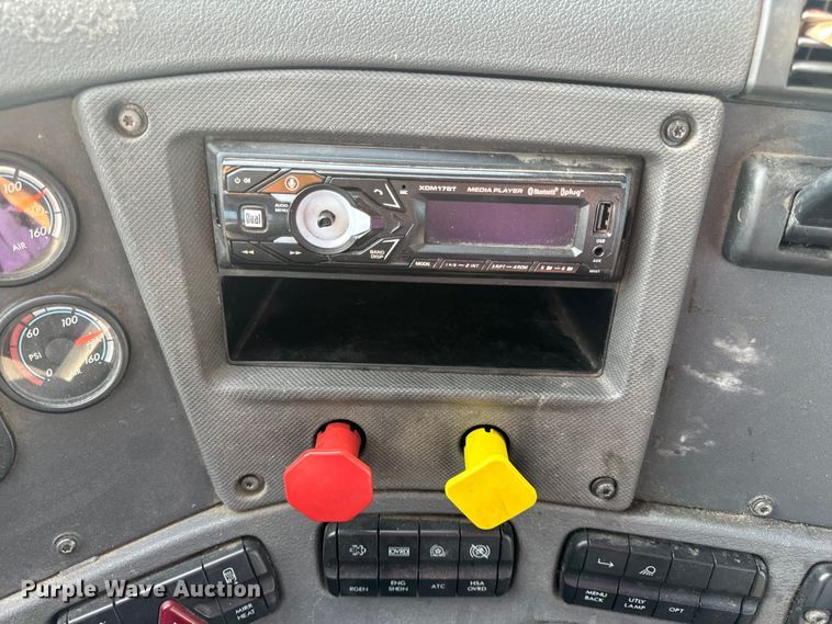 image for item OF9900 2014 Freightliner  Cascadia semi truck