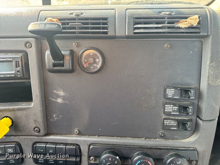 image for item OF9900 2014 Freightliner  Cascadia semi truck