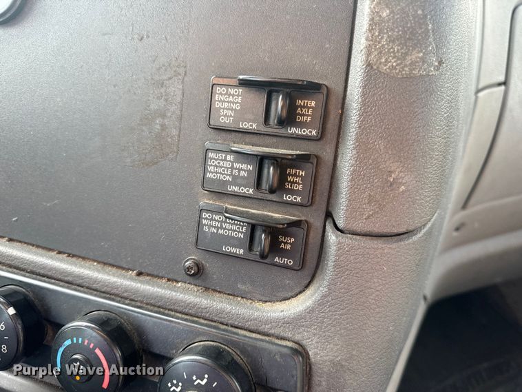 image for item OF9900 2014 Freightliner  Cascadia semi truck