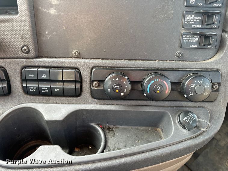 image for item OF9900 2014 Freightliner  Cascadia semi truck