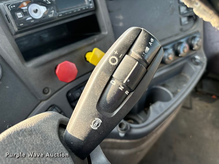 image for item OF9900 2014 Freightliner  Cascadia semi truck