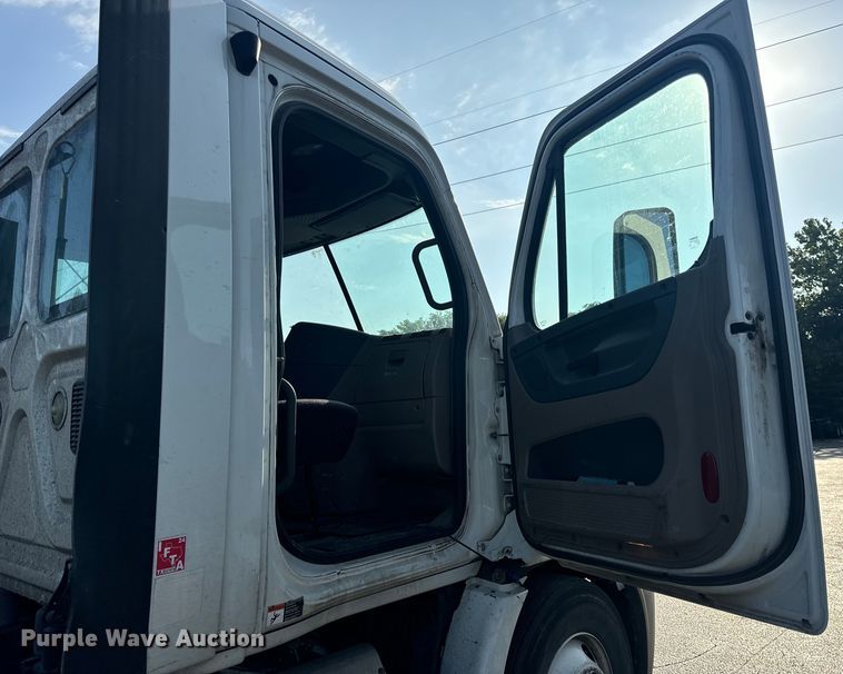 image for item OF9900 2014 Freightliner  Cascadia semi truck