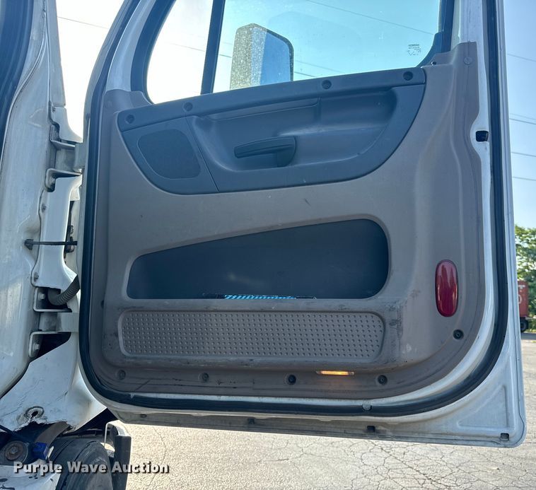 image for item OF9900 2014 Freightliner  Cascadia semi truck