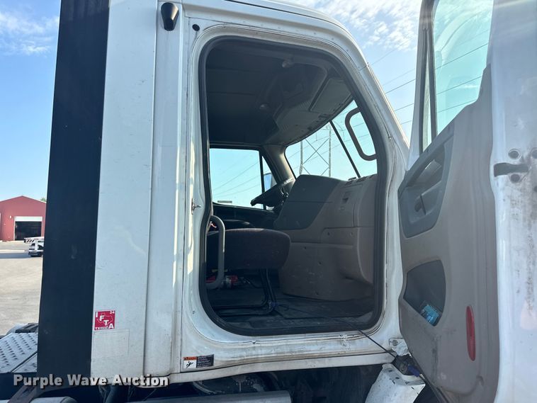 image for item OF9900 2014 Freightliner  Cascadia semi truck