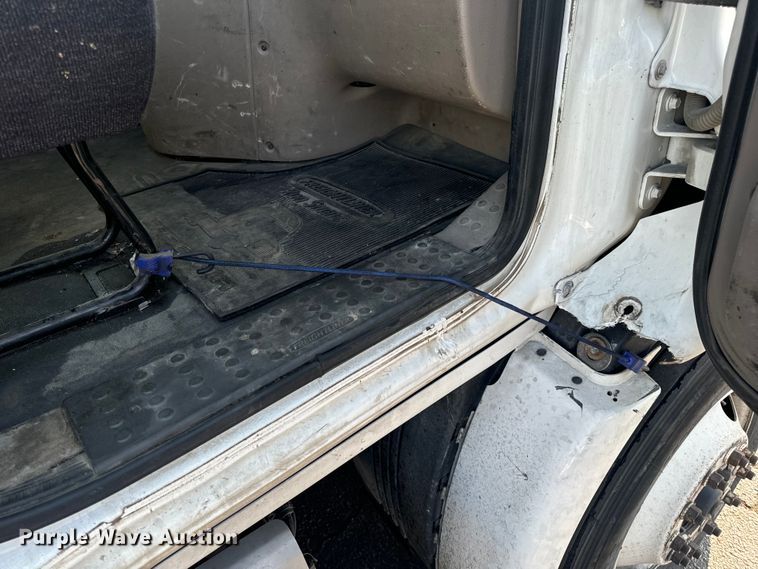 image for item OF9900 2014 Freightliner  Cascadia semi truck