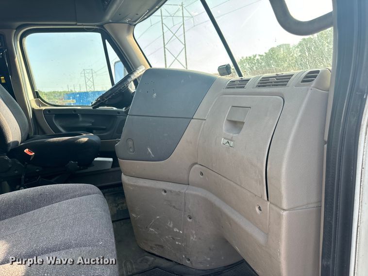 image for item OF9900 2014 Freightliner  Cascadia semi truck