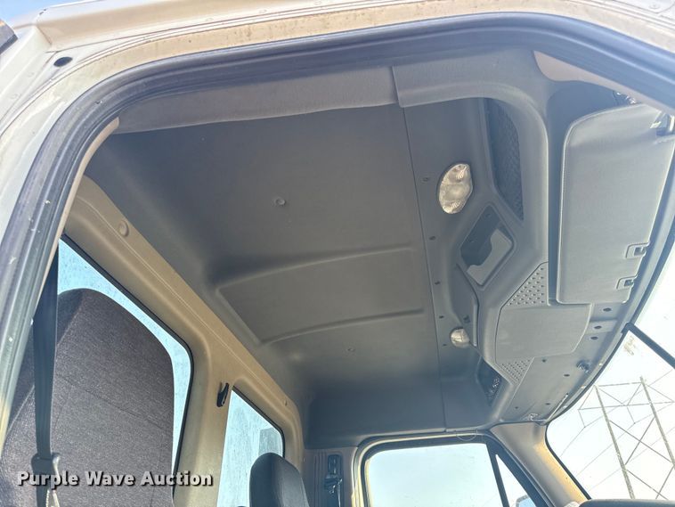 image for item OF9900 2014 Freightliner  Cascadia semi truck