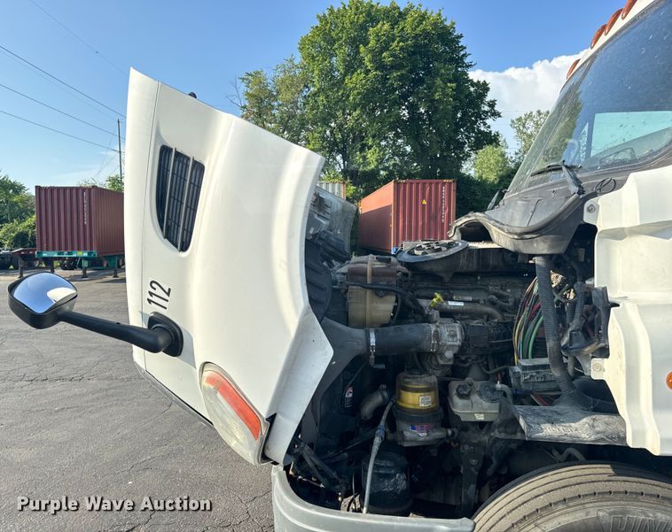 image for item OF9900 2014 Freightliner  Cascadia semi truck