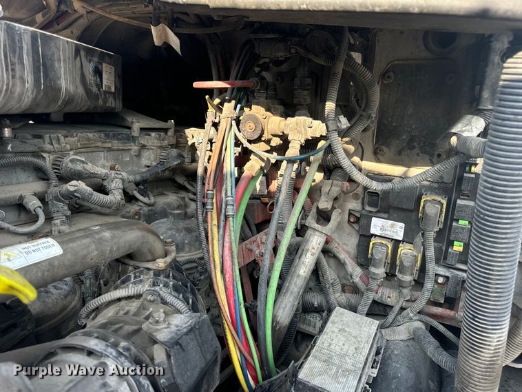 image for item OF9900 2014 Freightliner  Cascadia semi truck