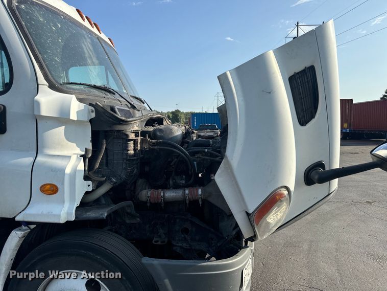 image for item OF9900 2014 Freightliner  Cascadia semi truck