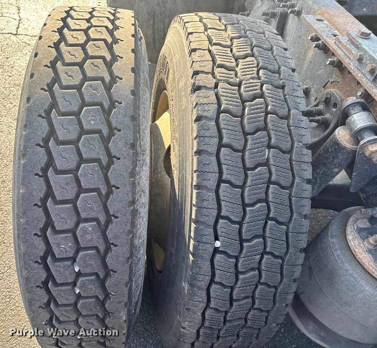 image for item OF9900 2014 Freightliner  Cascadia semi truck