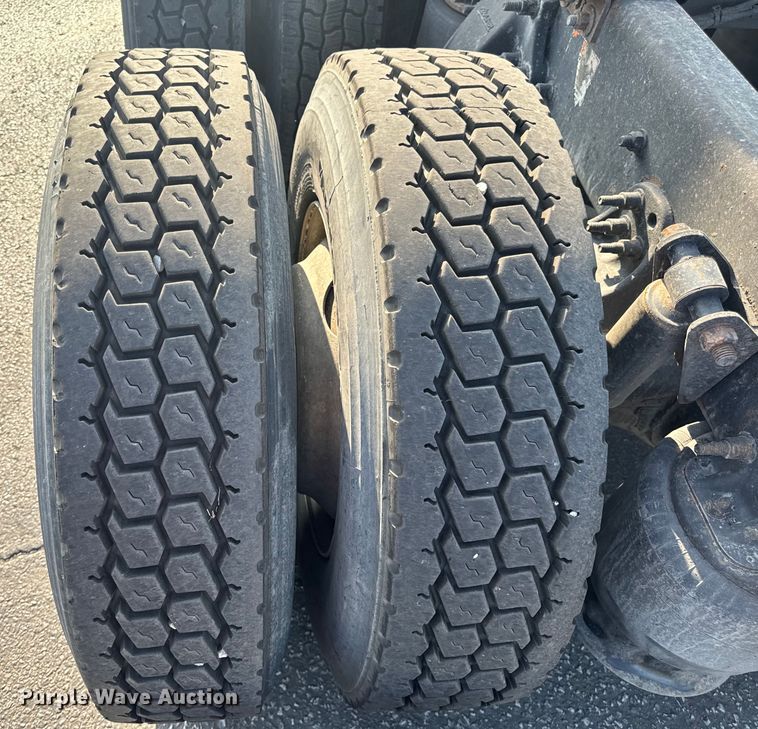 image for item OF9900 2014 Freightliner  Cascadia semi truck