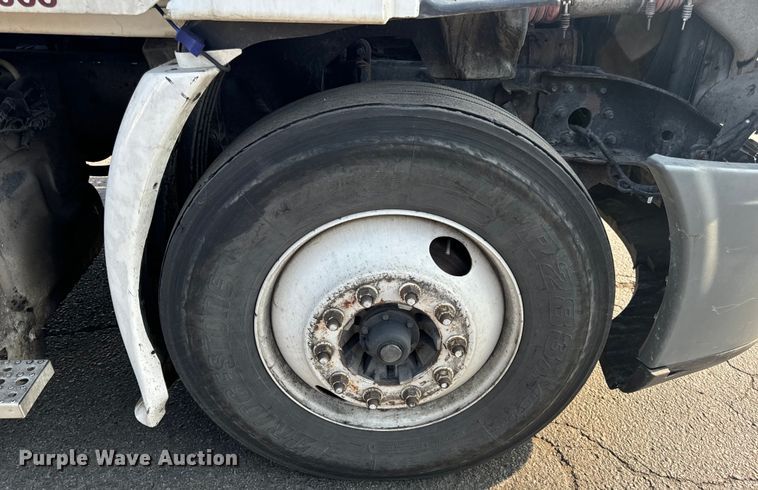 image for item OF9900 2014 Freightliner  Cascadia semi truck