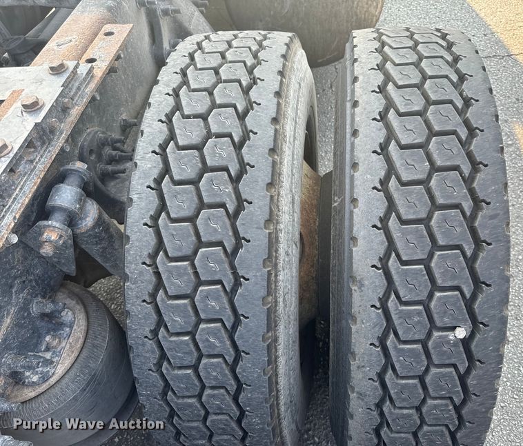 image for item OF9900 2014 Freightliner  Cascadia semi truck