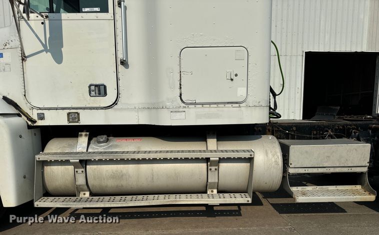 image for item OG9595 1999 Freightliner  FLD120 semi truck