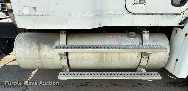 image for item OG9595 1999 Freightliner  FLD120 semi truck