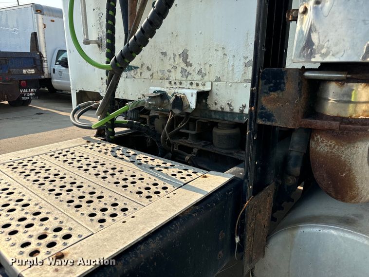 image for item OG9595 1999 Freightliner  FLD120 semi truck