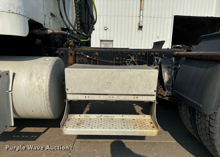 image for item OG9595 1999 Freightliner  FLD120 semi truck