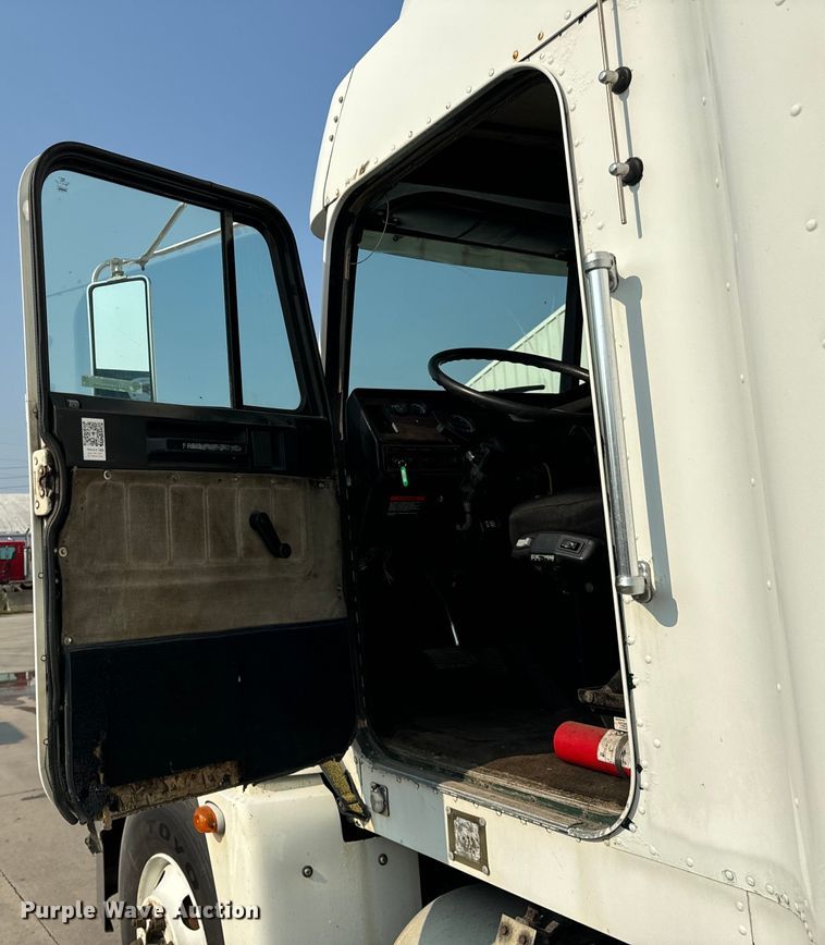 image for item OG9595 1999 Freightliner  FLD120 semi truck