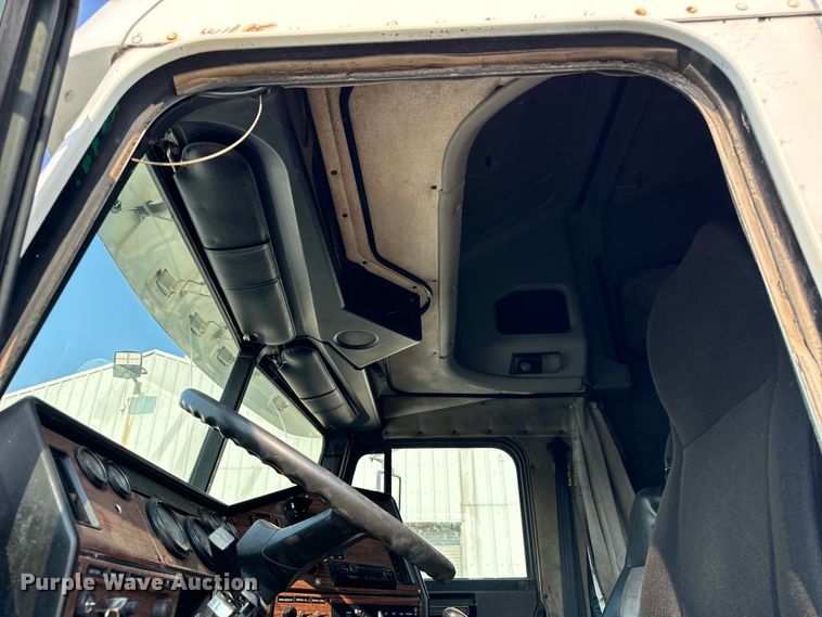 image for item OG9595 1999 Freightliner  FLD120 semi truck