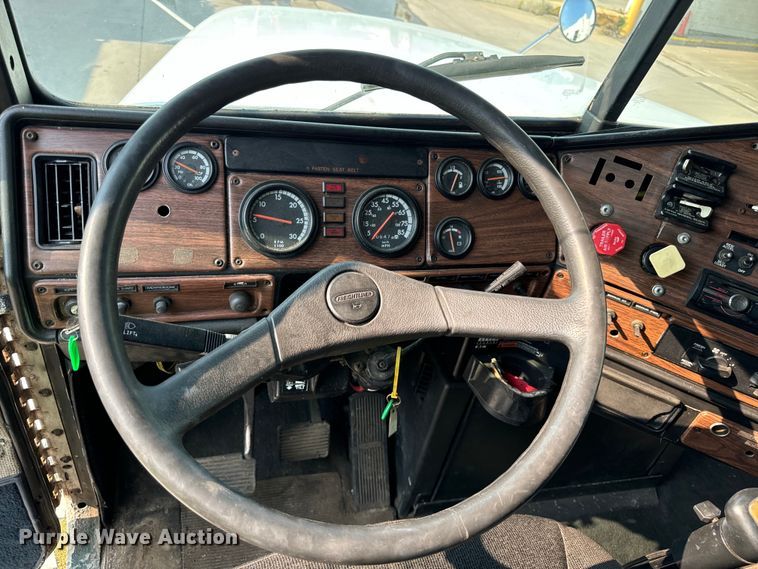 image for item OG9595 1999 Freightliner  FLD120 semi truck