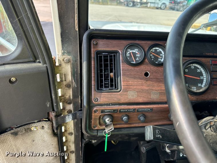 image for item OG9595 1999 Freightliner  FLD120 semi truck