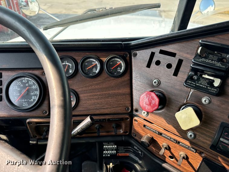 image for item OG9595 1999 Freightliner  FLD120 semi truck